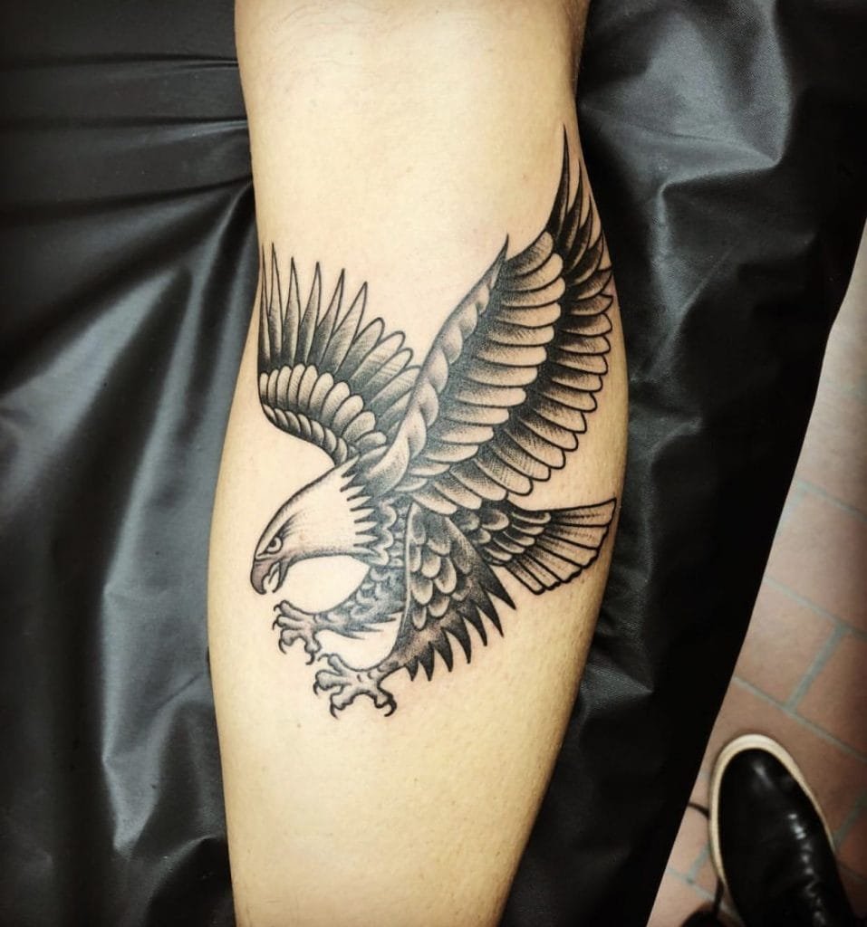 American eagle tattoo là một trong những mẫu hình xăm rất phổ biến ở Mỹ, đặc biệt là trong dịp Quốc khánh. Tuy nhiên, tại Việt Nam, Eagle tattoo design cũng được nhiều người yêu thích và lựa chọn. Đến năm 2024, các nghệ nhân xăm hình ngày càng nâng cao kỹ năng và khả năng sáng tạo, giúp khách hàng có thể sở hữu một bức hình xăm đại bàng đậm chất Mỹ ngay tại Việt Nam.